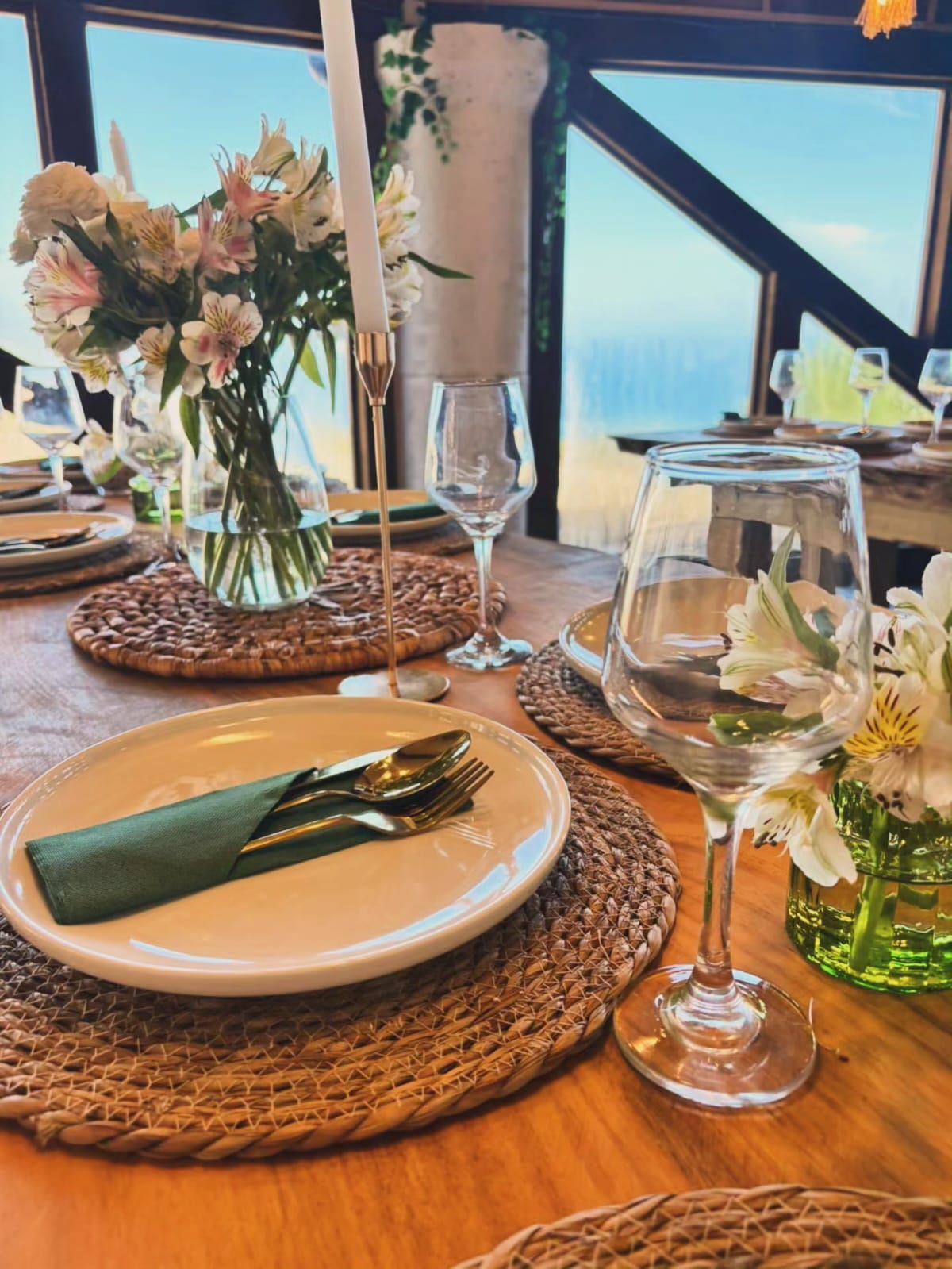 Mesa elegante de matrimonio con vajilla, copas y flores